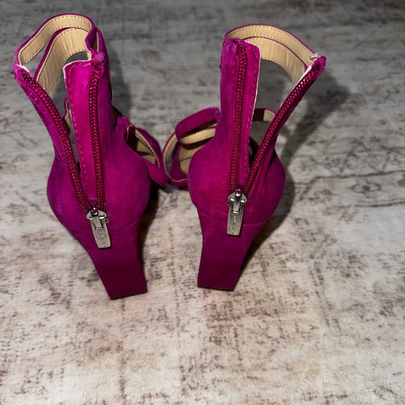 Vince Camuto Women's Fuchsia Strappy Heels - Picture 5 of 7